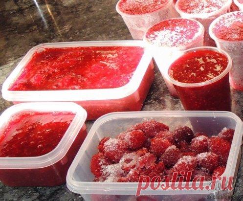 Рецепт заготовки клубники на зиму без варки
Взбиваю блендером клубнику с сахаром, раскладываю до половины в пластиковые стаканчики от сметаны, мороженого и др, добавляю цельные ягоды клубники почти до верха, прикрываю пищевой пленкой и в морозилку. Зимой детям порциями в холодильнике размораживаю. Можно есть просто так, можно в компот, можно в пироги, пирожки… Всегда идет на ура!
Приятного аппетита!!!