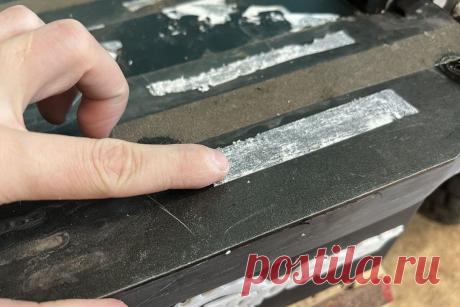 Как удалить двусторонний скотч, чтобы не пришлось отдирать его ножом и царапать деталь |... Двусторонний скотч достаточно удобная вещь и при быстром приклеивании подходит как нельзя кстати. Такой скотч выручает, когда необходимо приклеить, например, коврик на металлическую поверхность...