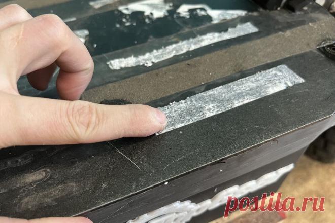 Как удалить двусторонний скотч, чтобы не пришлось отдирать его ножом и царапать деталь |... Двусторонний скотч достаточно удобная вещь и при быстром приклеивании подходит как нельзя кстати. Такой скотч выручает, когда необходимо приклеить, например, коврик на металлическую поверхность...