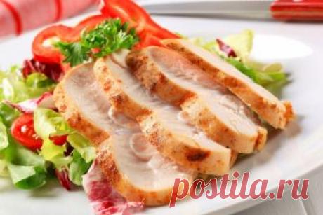 Мясо для бутербродов - просто обалденное! Сначала я замариновала мясо. Взяла неострую горчицу с горчичными зернами, добавила туда размолотый чили-перчик, раздавленный чеснок, досолила. Обмазала мясо, завернула в пленку и оставила в холодильнике на 4 часа. Потом приступила к раскрою бумажных листов. Из рулона пекарской бумаги вырезала два куска, таким образом, чтобы можно было мясо положить в середину, а концы бумаги собрать сверху узелком. Взяла один лист,