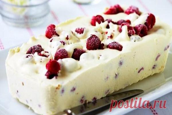 Легкий торт из йогурта и фруктов без выпечки