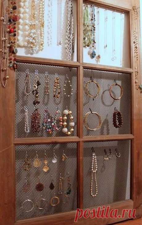 Он натянул проволочную сетку на старую оконную раму. Результат? Мои аплодисменты!