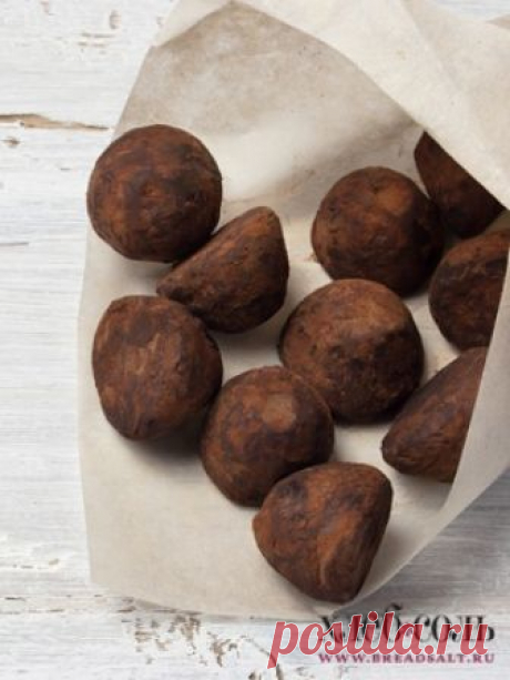 Шоколадный трюфели "Какао-Мечта"    Положите масло в плошку и размешивайте деревянной лопаточкой, пока оно не станет мягким и кремообразным. Добавьте какао-порошок, мед или стевию, орехи, кокосовую стружку и конопляные семечки. Размешайте. Положите эту смесь в холодильник по меньшей мере на 1 час. Затем сделайте трюфели – скатайте шарики в ладошках. Обваляйте в какао-порошке, кокосовой стружке и конопляных семечках. Снова положите трюфели в холодильник. Лучше всего на ночь.