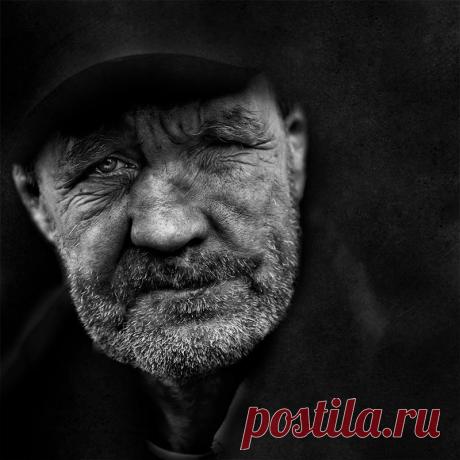 Еду я в электричке. Входит бомж. Синяк синяком. Морда опухшая. На вид лет 70. - СТАНИСЛАВ САДАЛЬСКИЙ