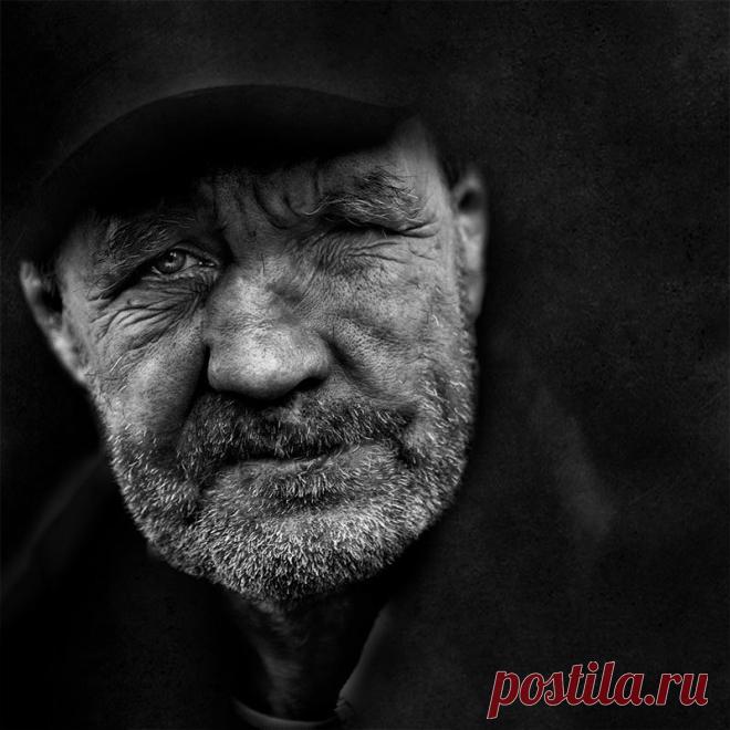 Еду я в электричке. Входит бомж. Синяк синяком. Морда опухшая. На вид лет 70. - СТАНИСЛАВ САДАЛЬСКИЙ