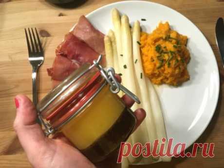 Kaffeebutter Sous Vide - Das i-Tüpfelchen zu frischem, regionalen Spargel! Mit der Kaffeebutter Sous Vide könnt ihr viele Gerichte wie Spargel, Steaks oder Kartoffelpüree verfeinern. Alles was ihr dazu benötigt, sind Kaffeebohnen und Butter. Als Equipment zum Sous Vide Garen haben wir unseren Vakuumierer F210 und unseren Testsieger aus Stiftung Warentest, den Sous Vide Garer SVU, gewählt.