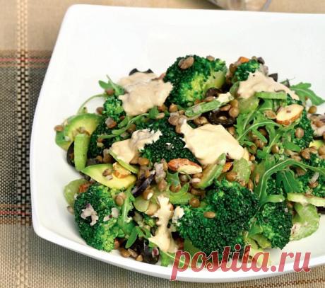 Салат из брокколи с чечевицей 
#лакто_вегетарианство@just_veg 

Ингредиенты: 

Брокколи — 450 г 
Сельдерей — 3 черешка 
Авокадо — 1 шт. 
Зеленая чечевица — ½ стак. 
Руккола — 50 г 
Миндаль — ⅓ стак. 
Маслины — 15 шт. 
Лук красный — ½ шт. 

Для заправки: 

Натуральный йогурт — 80 мл 
Жирные сливки — 1–2 ст. л. 
Чеснок — 1 зубчик 
Мисо-паста — 1 ст. л. 
Мирин — 1 ст. л. 
Рисовый уксус — 1 ст. л. 
Молотая зира — 1 большая щепотка 

Приготовление: 

1. Залейте чечевицу холодно...