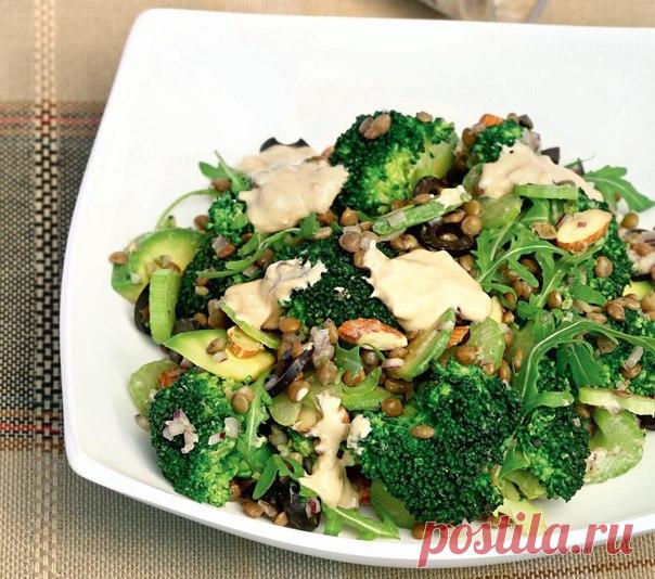 Салат из брокколи с чечевицей 
#лакто_вегетарианство@just_veg 

Ингредиенты: 

Брокколи — 450 г 
Сельдерей — 3 черешка 
Авокадо — 1 шт. 
Зеленая чечевица — ½ стак. 
Руккола — 50 г 
Миндаль — ⅓ стак. 
Маслины — 15 шт. 
Лук красный — ½ шт. 

Для заправки: 

Натуральный йогурт — 80 мл 
Жирные сливки — 1–2 ст. л. 
Чеснок — 1 зубчик 
Мисо-паста — 1 ст. л. 
Мирин — 1 ст. л. 
Рисовый уксус — 1 ст. л. 
Молотая зира — 1 большая щепотка 

Приготовление: 

1. Залейте чечевицу холодно...