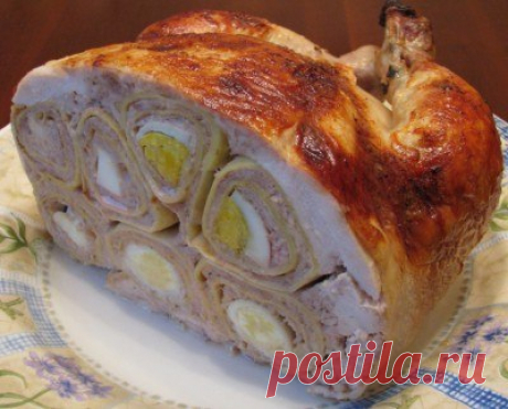Курица, фаршированная блинами, свининой и яйцами