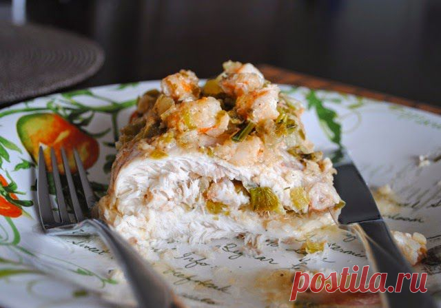 Рыбное филе, фаршированное креветками и овощами.