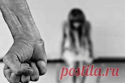В российском регионе задержали треш-стримера за угрозы убийством девушке. Полиция Волгограда задержала треш-стримера, угрожавшего убийством девушке в прямом эфире, об этом сообщили в пресс-службе ГУ МВД по российскому региону. Пострадавшая с различными травмами была доставлена в больницу, 30-летний мужчина в состоянии наркотического опьянения в течение суток избивал ее.