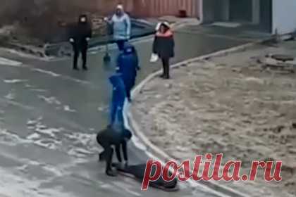 Катившие носилки с россиянином по обледеневшему асфальту врачи попали на видео. В Амурске (Хабаровский край) врачи тащили пациента с COVID-19 по обледеневшему асфальту и попали на видео. На кадрах видно, что врачи превратили носилки в санки и волочат пациента по обледеневшему асфальту. Так произошло из-за того, что колеса от носилок усложняли транспортировку больного.
