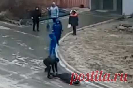 Катившие носилки с россиянином по обледеневшему асфальту врачи попали на видео. В Амурске (Хабаровский край) врачи тащили пациента с COVID-19 по обледеневшему асфальту и попали на видео. На кадрах видно, что врачи превратили носилки в санки и волочат пациента по обледеневшему асфальту. Так произошло из-за того, что колеса от носилок усложняли транспортировку больного.