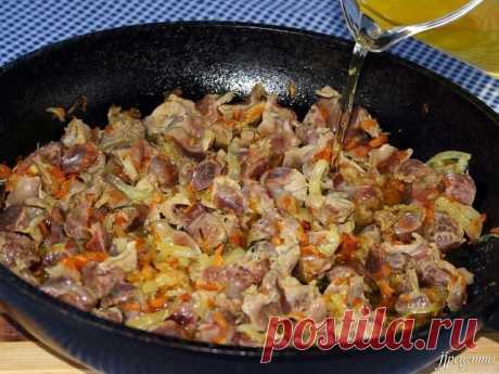 Куриные желудочки. 5 вкусных рецептов.
РЕЦЕПТ ПЕРВЫЙ: КУРИНЫЕ ЖЕЛУДОЧКИ ПО-БЫСТРОМУ
Понадобится: 500г куриных желудков, 2 луковицы, 3 ст.л. растительного масла, ½ ч.л. соды, специи по вкусу, соль.
Как приготовить простым способом куриные желудки. Промыть и обсушить пупочки, мелко нарезать лук, выложить его в казан с разогретым маслом, жарить до зарумянивания. Добавить к луку желудки, обжарить до выделения сока, всыпать соду – соус вспенится, когда пена сойдет, добавить спе...