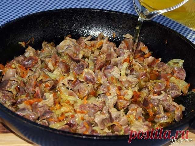 Куриные желудочки. 5 вкусных рецептов.
РЕЦЕПТ ПЕРВЫЙ: КУРИНЫЕ ЖЕЛУДОЧКИ ПО-БЫСТРОМУ
Понадобится: 500г куриных желудков, 2 луковицы, 3 ст.л. растительного масла, ½ ч.л. соды, специи по вкусу, соль.
Как приготовить простым способом куриные желудки. Промыть и обсушить пупочки, мелко нарезать лук, выложить его в казан с разогретым маслом, жарить до зарумянивания. Добавить к луку желудки, обжарить до выделения сока, всыпать соду – соус вспенится, когда пена сойдет, добавить спе...