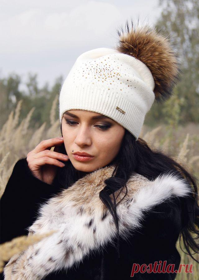 Шапка зимняя двойная. Помпон из натурального меха финского енота премиум качества размер XXL. Идеально защитит от холода, итальянская пряжа с кашемиром не раздражает нежную кожу. Посадка на голове прекрасно закрывает все уязвимые к холоду места - лоб, уши, шею.