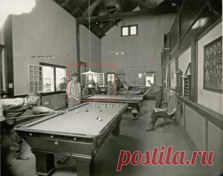 Если внимательно приглядеться к этой фотографии, сделанной в 1920-х годах в кемпинге «Оверленд-парк», штат Колорадо, можно заметить, что в бильярдную заглянул непарнокопытный зритель. Находящийся неподалеку город Денвер обустроил этот кемпинг площадью 65 гектаров, чтобы размещать стремительно растущий поток колесящих на машинах по американскому Западу туристов. В «Оверленд-парке», кроме бильярдной и танцевального зала, вмещавшего 500 танцоров, был «общественный клуб для клиентов кемпинга на 26…