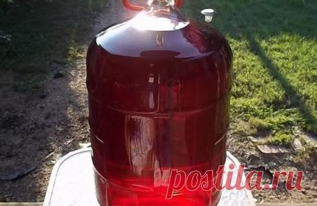 Шикарное, вкусное, ароматное домашнее вино, да еще и с "гуманным ценником" - прекрасное решение к праздничному столу! А восхищение гостей, попробовавших этот "божественный" напиток, станет Вам наградой за труды и терпение!
Ингредиенты:
Варенье (любое) - 0,5 л.
Рис - 1 горсть
Дрожжи - на кончике ножа
Приготовление:
В 2-х литровую банку выкладываем варенье , дрожжи и кипяченую, остывшую воду по "плечики" банки, рис, дрожжи. Натягиваем на банку медицинскую перчатку и завязыва...