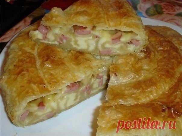 Воздушный пирог с сыром и сосисками 
СЫРНАЯ УЛИТКАИнгредиенты:- Слоенное тесто (бездрожжевое)- Сыр Российский (у меня Эдам)- Сыр плавленный Дружба (вместо сырка добавила сосиски, можно ветчину и т.д.)- Мука для раскатки- Яйцо- Айран- Ма…