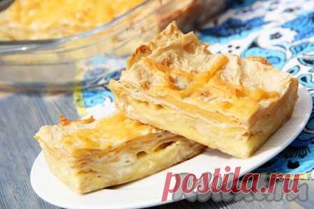 Пирог из лаваша с сыром в духовке - 9 пошаговых фото в рецепте Тонкий лаваш, как палочка-выручалочка. Из него можно и рулет закусочный сделать, и лазанью ленивую приготовить, ну и конечно выпечку. Я хочу поделиться простым рецептом приготовления слоёного пирога из лаваша с сыром в духовке. Пирог получается очень вкусным и нежным. Готовится довольно просто, ...