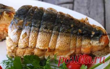 Знатная холодная закуска! Вкусно, пышно, торжественно!. Но один из главных аргументов для заявки в праздничном меню, это то, что такую рыбку можно приготовить накануне праздника и тем самым сэкономить драгоценное время в день торжества.Понадобится:2 жирненькие тушки скумбрии200г красной рыбы (лучше одним куском, но не принципиально)3 головки репчатого лукапо вкусу: соль и молотый перец1ч.л. сахара0,5ч.л. кориандра0,5ч.л.