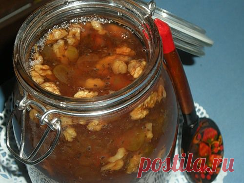 Варенье из крыжовника с грецким орехом.