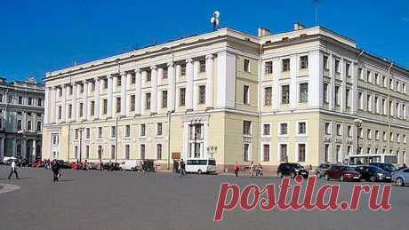 Наиболее значительной петербургской постройкой Брюллова является здание Штаба гвардейского корпуса. К его проектированию Брюллов приступил весной 1837 года, а 10 июля этого же года проект уже был утвержден. Для нового здания отвели участок у восточной границы Дворцовой площади.  |  Русский художник и архитектор Александр Павлович Брюллов