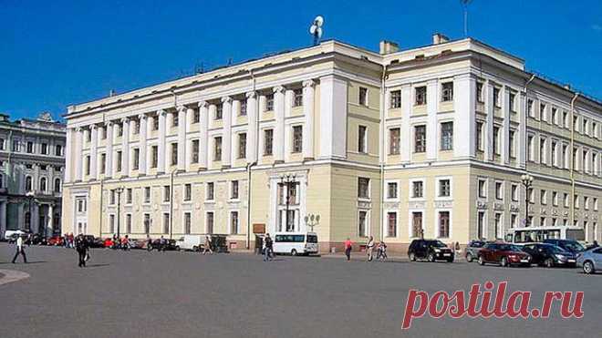 Наиболее значительной петербургской постройкой Брюллова является здание Штаба гвардейского корпуса. К его проектированию Брюллов приступил весной 1837 года, а 10 июля этого же года проект уже был утвержден. Для нового здания отвели участок у восточной границы Дворцовой площади.  |  Русский художник и архитектор Александр Павлович Брюллов