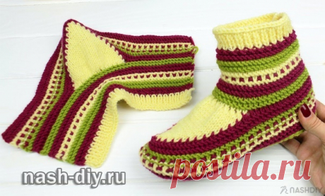 КАК ВЯЗАТЬ ТАПОЧКИ СПИЦАМИ,
описание: https://nash-diy.ru/vjazanie-dlja-zhenschin/sledki-nos..