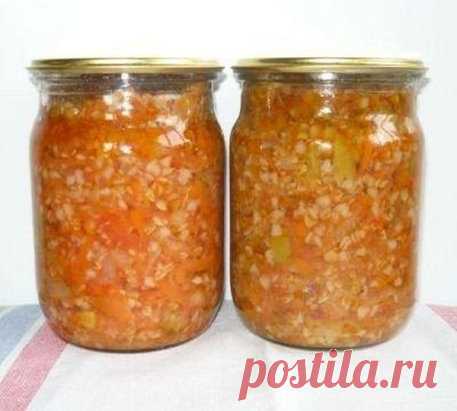 Заготовка  гречки с овощами.
Отличная заготовка впрок гречки с овощами. Её можно подать и как гарнир к мясу и в дорогу, да и так просто, как самостоятельное блюдо, в тот момент, когда не будет хватать времени на готовку. Рецепт очень простой и очень вкусный.
Ингредиенты:
- Морковь-1кг
- Лук-1кг
- Перец-1кг
- Помидоры-3кг
- Гречка-500гр
- Сахар-200гр
- Соль-2ст.ложки
- Уксус 6%-100гр
- Масло подсолнечное
Приготовление:
Перец, морковь и лук измельчить, обжарить на масле до золотистого цвета кажд