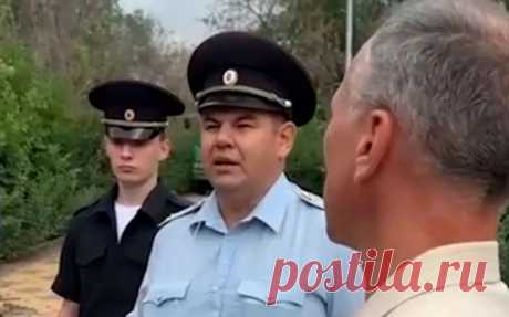 Подполковник полиции пригрозил расстрелом саратовским защитникам парка. В Саратове подполковник полиции Геннадий Болтышев пригрозил защитникам парка «Территория детства» применением физической силы и расстрелом, передает местное издание «Взгляд-инфо».