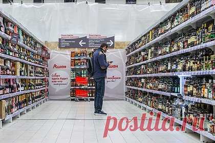 Россиян предупредили о росте цен на алкоголь. Цены на крепкие виды алкогольной продукции в России, включая водку, джин, виски и вино, вырастут в среднем на 7-10 процентов в 2024 году. Об этом сообщает «Коммерсантъ» со ссылкой на участников рынка. Причиной подобной динамики станет ряд факторов, в том числе увеличение ставок акцизов и удорожание спирта.