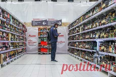 Россиян предупредили о росте цен на алкоголь. Цены на крепкие виды алкогольной продукции в России, включая водку, джин, виски и вино, вырастут в среднем на 7-10 процентов в 2024 году. Об этом сообщает «Коммерсантъ» со ссылкой на участников рынка. Причиной подобной динамики станет ряд факторов, в том числе увеличение ставок акцизов и удорожание спирта.