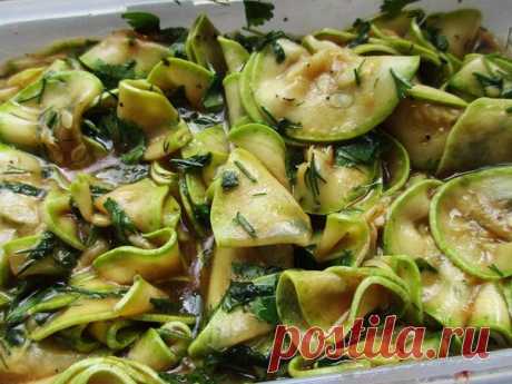 Попробуйте такой замечательный рецептик! 
Это удивительное по своему вкусу и приготовлению блюдо я впервые попробовала на пикнике. Одна знакомая угостила нас этой закуской. Естественно, что после первого стола маринованных кабачков в тарелке не осталось совсем, потому что их необычный вкус понравился всем. Потом я приготовила их сама, и снова уже мои знакомые были удивленны вкусом маринованных кабачков. 

Предлагаю вот такую незатейливую закуску, которая имеет обалденный в...