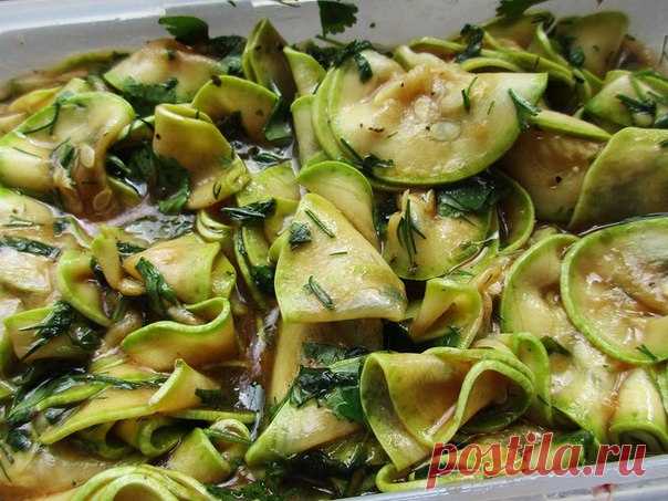 Попробуйте такой замечательный рецептик! 
Это удивительное по своему вкусу и приготовлению блюдо я впервые попробовала на пикнике. Одна знакомая угостила нас этой закуской. Естественно, что после первого стола маринованных кабачков в тарелке не осталось совсем, потому что их необычный вкус понравился всем. Потом я приготовила их сама, и снова уже мои знакомые были удивленны вкусом маринованных кабачков. 

Предлагаю вот такую незатейливую закуску, которая имеет обалденный в...