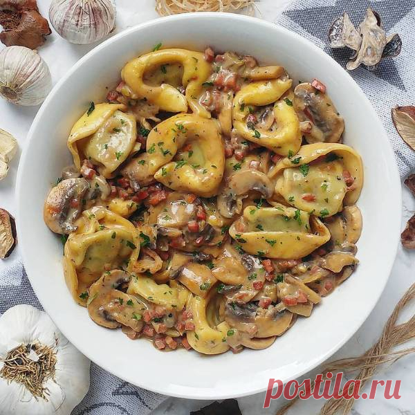 Meine Tortellini in Champignon Sahne Soße sind ganz schnell & einfach in nur 20 Min. serviert. Perfektes Rezept, wenn es schnell sein soll.