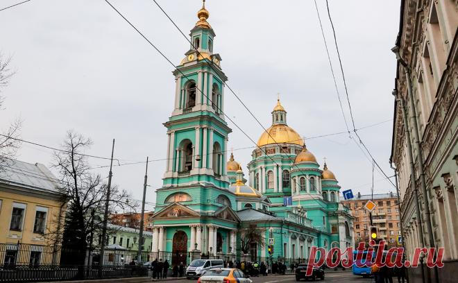 На территории Богоявленского кафедрального собора Москвы произошел пожар. По данным Mash, загорелась отдельно стоящая трапезная. Позже пожар потушили, его площадь составила 10 кв. м. Сообщений о пострадавших, по данным МЧС, не поступало