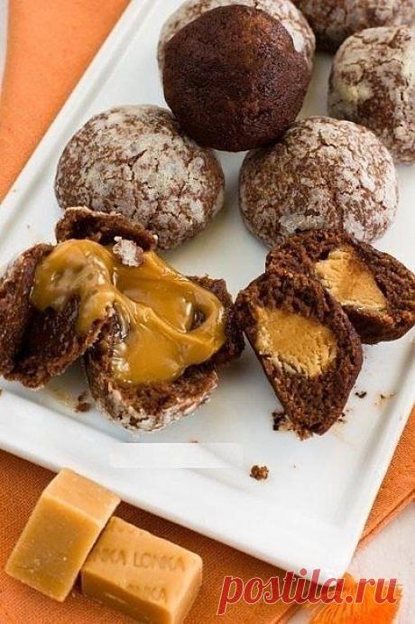 Шоколадное печенье с карамелью.