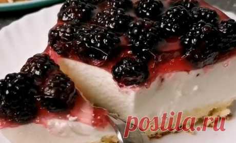 Торт с творожным муссом, сливками и ягодным желе с ежевикой простой рецепт пошаговый Торт с творожным муссом, сливками и ягодным желе с ежевикой простой рецепт. на форму 18 см. 181 ккал/100 гр. Б: 6.8 Ж: 6.5 У: 24 🔹Яйцо - 2 шт. 🔹Сахар - 60 гр. 🔹Лимонный сок - 1 ст.л. 🔹Цедра лимона - 1 ч.л. 🔹Соль - 1 щ. 🔹Мука - 60 гр. 🔸Творог (мягкий кремовый) - 260 гр. 🔸Молоко - 100 мл. 🔸Сахар -
