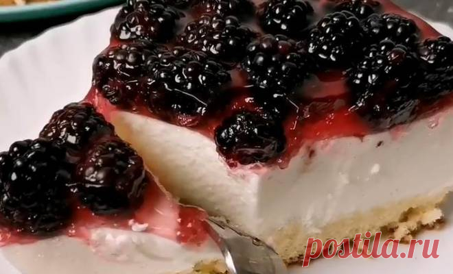 Торт с творожным муссом, сливками и ягодным желе с ежевикой простой рецепт пошаговый Торт с творожным муссом, сливками и ягодным желе с ежевикой простой рецепт. на форму 18 см. 181 ккал/100 гр. Б: 6.8 Ж: 6.5 У: 24 🔹Яйцо - 2 шт. 🔹Сахар - 60 гр. 🔹Лимонный сок - 1 ст.л. 🔹Цедра лимона - 1 ч.л. 🔹Соль - 1 щ. 🔹Мука - 60 гр. 🔸Творог (мягкий кремовый) - 260 гр. 🔸Молоко - 100 мл. 🔸Сахар -