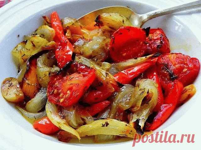 Овощи, запечённые в маринаде, невероятно вкусно и необычно! 

Получаются они просто божественно вкусными. И всегда съедаются полностью, сколько бы вы их не приготовили. Овощи в духовке сами по себе вкусные, но с нашим маринадом они получаются потрясающими. 

Ингредиенты:

болгарский перец 1 шт.
кабачок 1 шт.
баклажан 1 шт.
луковица 1 шт.
чеснок 3 зубчика
уксус 9% 1 ст. ложка
соевый соус 2 ст. ложки
растительное масло 4 ст. ложки

Приготовление:

Чеснок очищаем и выдавливае...