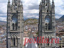 Страна Эквадор

Эквадор – небольшое государство в западной части Южной Америки. Оно имеет границы с Колумбией и Перу и омывается водами Тихого океана. На испанском Эквадор — это «экватор», именно поэтому, так была названа эта, лежащая по обе стороны от условной линии, страна. В ее состав также входят острова Галапагос, которые состоят из 13 больших и многочисленных мелких вулканических островков.