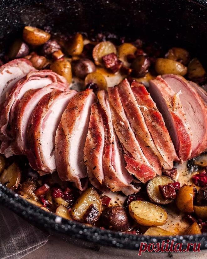 ​Грудка индейки в беконе с клюквой и картофелем.