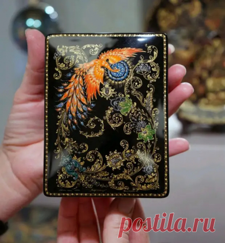 Холуйские шкатулки, плавающие краски и другие изящные ремесла, которыми гордятся разные страны  ‒ в материале «360».
Холуй, Россия
В деревне Холуй Ивановской области находится Холуйская художественная школа, которая известна своими изделиями из лаковой миниатюры.
Здесь изготавливают шкатулки, декоративные панно, живописные и графические работы.
Иконопись и роспись по дереву, резьба по кости и камню, роспись по фарфору, ювелирное искусство, керамика ― все это делают умельцы с берегов Волги.
А е…