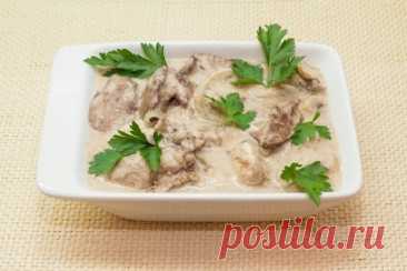 Куриная печень с грибами в сливочном соусе Ингредиенты:куриная печень - 1 кглук крупный - 1 шт.шампиньоны - 300 гчеснок - 4 зубчикамука - 1 ст. л.куриный или овощной бульон - 300 млсливки жирные (от 20% до 30% жирности) - 300 млсоль - по вкусумолотый черный перец - по вкусу зелень петрушки рубленная - 1 ст....