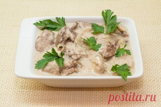 Куриная печень с грибами в сливочном соусе Ингредиенты:куриная печень - 1 кглук крупный - 1 шт.шампиньоны - 300 гчеснок - 4 зубчикамука - 1 ст. л.куриный или овощной бульон - 300 млсливки жирные (от 20% до 30% жирности) - 300 млсоль - по вкусумолотый черный перец - по вкусу зелень петрушки рубленная - 1 ст....