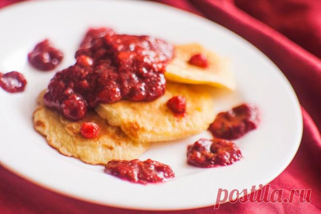 Рецепт яблочных оладий с ягодным соусом