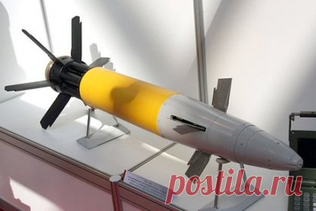 В России заявили о превосходстве «Краснополя» над Excalibur. Российский управляемый артиллерийский снаряд «Краснополь-М2» превосходит американский M982 Excalibur по помехозащищенности, сообщили в пресс-службе холдинга «Высокоточные комплексы». Коррекция высокоточного снаряда выполняется аэродинамическими рулями по лазерной отметке на цели.