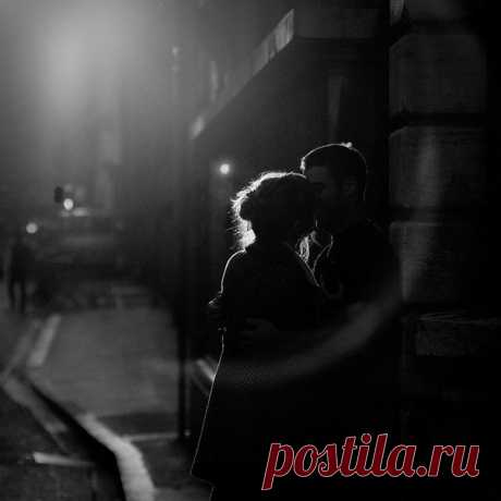 Я понимаю, как смешно, Искать в глазах ответ, В глазах, которым всё равно Я рядом или нет. Владимир Высоцкий