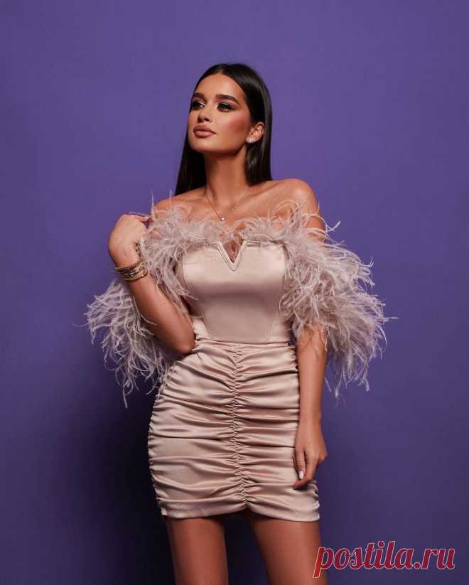 Коктейльное платье или платье-коктейль (англ. Cocktail dress) — укороченное женское платье для торжественных случаев без воротника и рукавов.